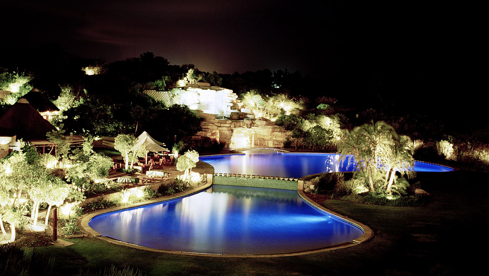 Paisaje de la piscina - de noche