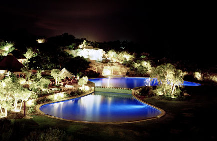 Paisaje de la piscina - de noche
