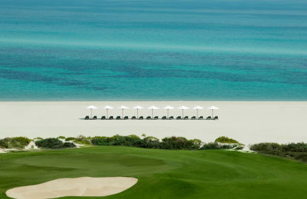 Campo de golf y playa