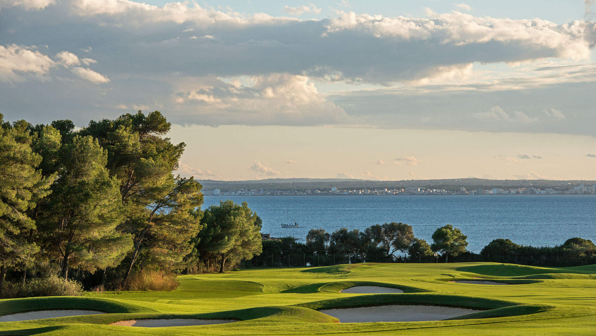 Golfplatz mit Meerblick
