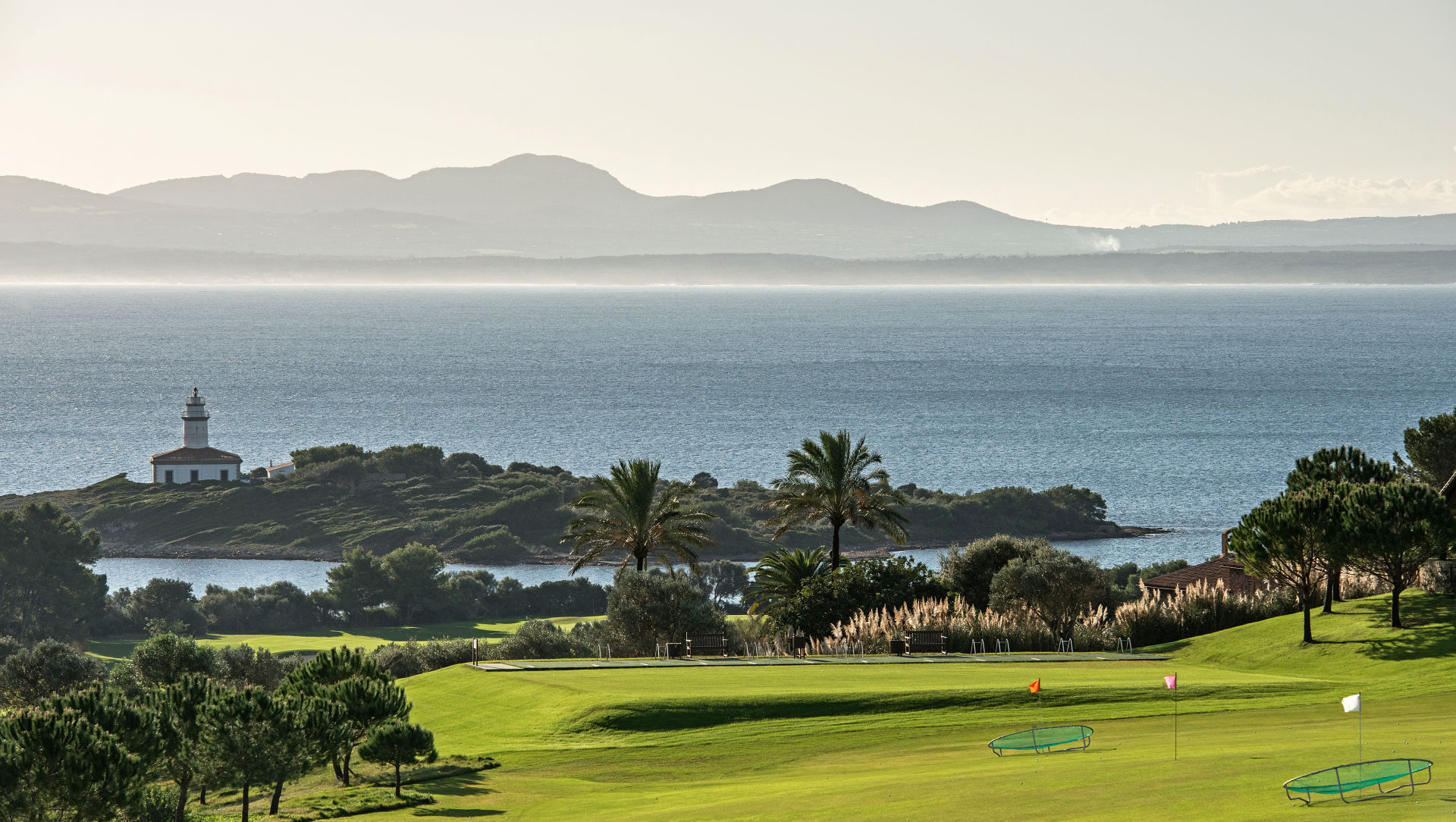 Blick auf die Insel Alcanada und die Berge