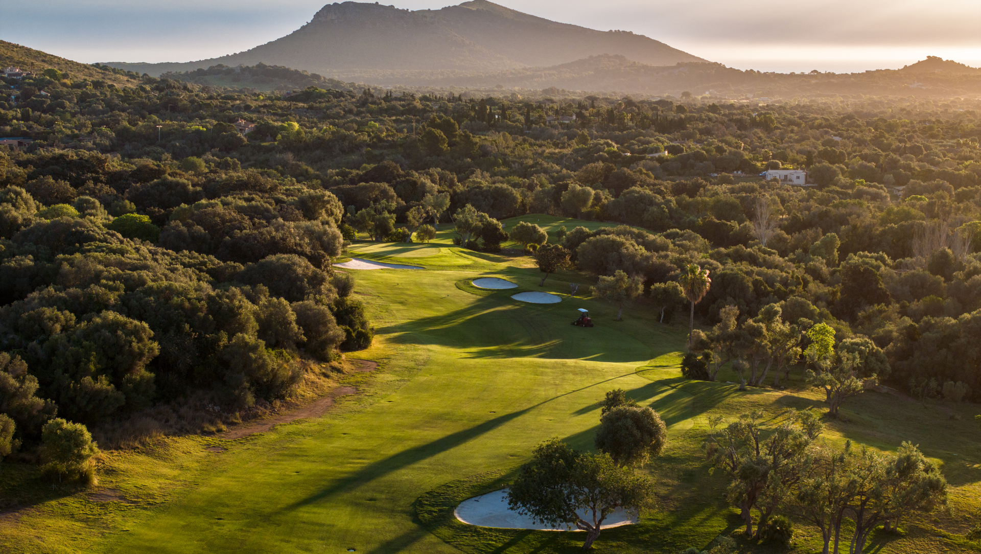 Golfplatz mit Blick auf Tal und Berge