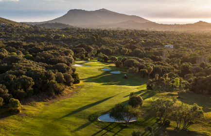 Golfplatz mit Blick auf Tal und Berge