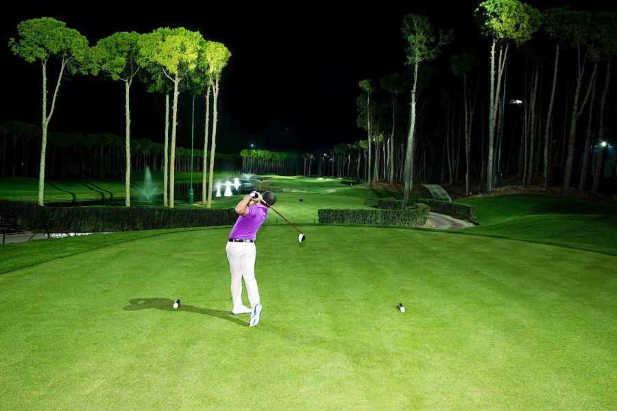 Golfen mit Flutlicht
