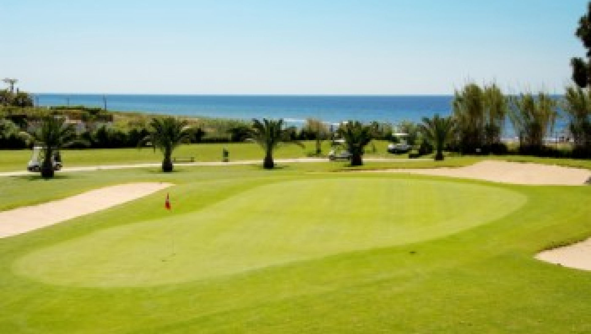 Golfplatz mit Meerblick