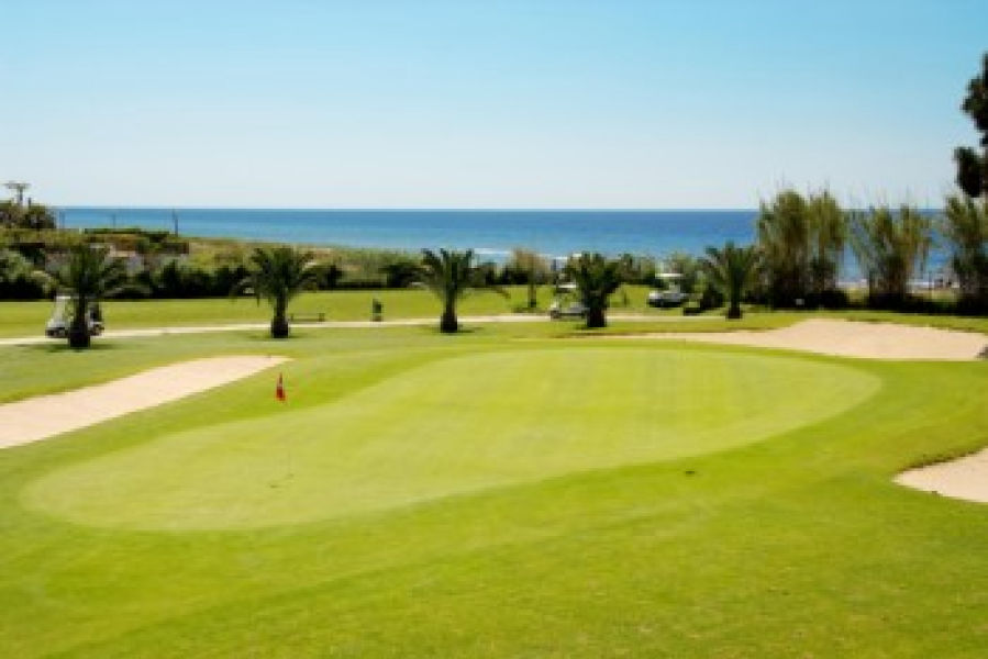 Golfplatz mit Meerblick