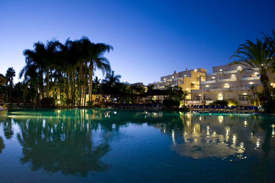 Hotel und Pool bei Nacht 